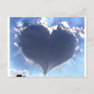 Liebe ist in der Luft: Herz geformt Wolke: Hochzei Postkarte