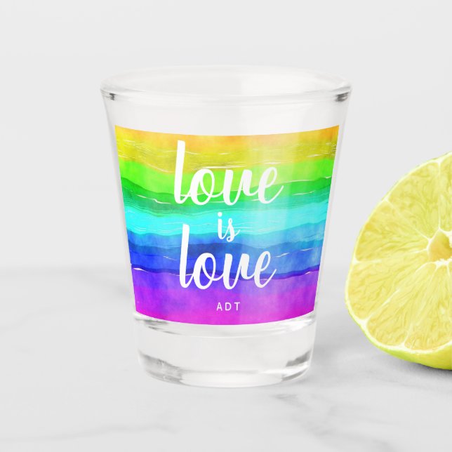 Liebe ist Liebe Gay Pride Monogramm Regenbogen Aqu Schnapsglas (Vorderseite)