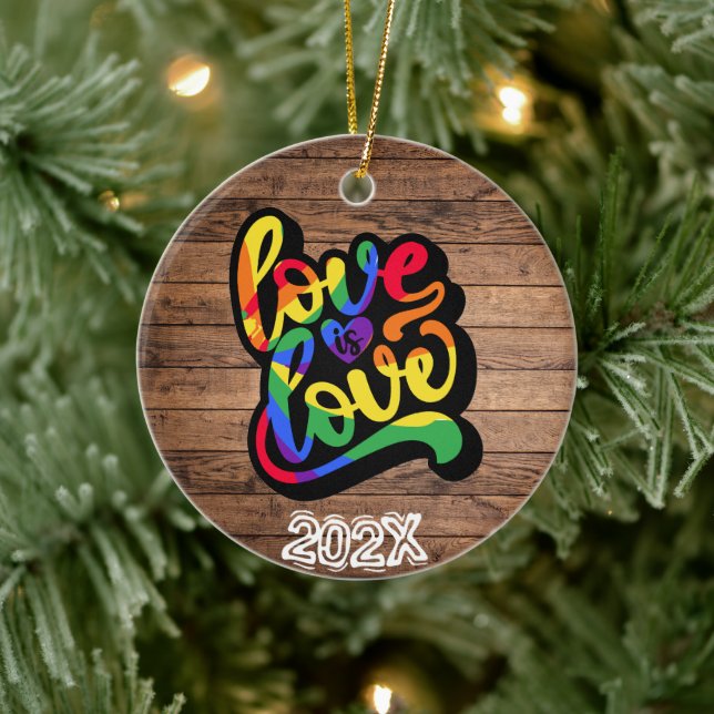 Liebe ist Liebe LGBTQIA+ Individuelle Name- Jahr Keramik Ornament (Baum)