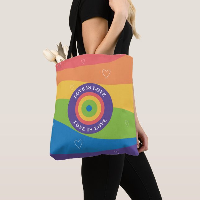 Liebe ist Liebe Pride Regenbogen mit Herzen (Von Nahem)