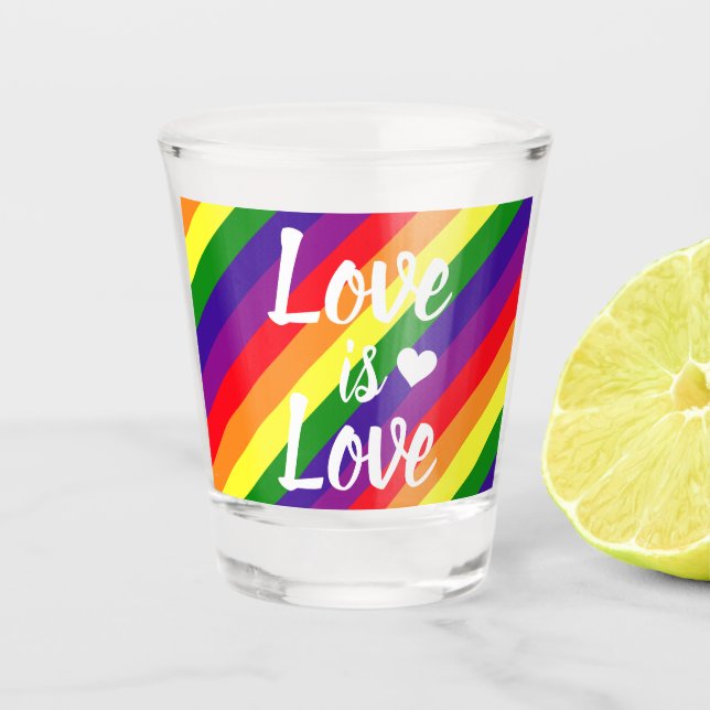 Liebe ist Liebe Rainbow Gay Pride Schnapsglas (Vorderseite)