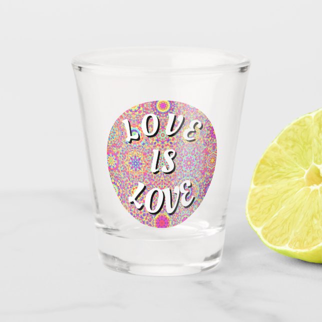 Liebe ist Liebe-Stolz Schnapsglas (Vorderseite)