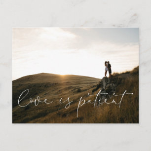 Liebe ist Patient, der auf die Postkarte für den W