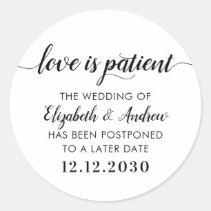 Liebe ist Patientendatum Postponement Hochzeit Runder Aufkleber