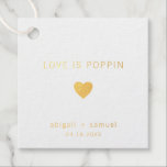 Liebe ist Poppin Moderne Goldfoil Hochzeit Geschenkanhänger<br><div class="desc">Moderne und elegante Hochzeitstipps mit einem minimalen Design mit der Nachricht "Liebe ist Poppin" mit einem Herz,  Ihre Namen und Datum unten. Alle Designelemente sind in realer Goldfolie auf weißem Hintergrund. Diese einfachen,  zeitgenössischen Tags eignen sich perfekt für das minimalistische Paar und verleihen Ihren Gefallen eine persönliche Touch.</div>