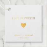 Liebe ist Poppin Moderne Goldfoil Hochzeit Geschenkanhänger<br><div class="desc">Moderne und elegante Hochzeitstipps mit einem minimalen Design mit der Nachricht "Liebe ist Poppin" mit einem Herz,  Ihre Namen und Datum unten. Alle Designelemente sind in realer Goldfolie auf weißem Hintergrund. Diese einfachen,  zeitgenössischen Tags eignen sich perfekt für das minimalistische Paar und verleihen Ihren Gefallen eine persönliche Touch.</div>