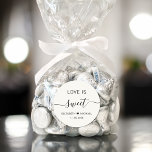 Liebe ist süße Creme Gastgeschenk Hochzeit Runder Aufkleber<br><div class="desc">Schick helle Creme Aufkleber für Ihre Hochzeitsempfangsdesserts und Bonbonbonbons mit "Liebe ist süß" in schlichter moderner Typografie und ein elegantes Drehbuch mit Swashes,  Ihren Vornamen verbunden durch ein Herz und Ihr Hochzeitsdatum.</div>