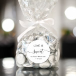 Liebe ist süße Gastgeschenk Hochzeit Runder Aufkleber<br><div class="desc">Schick weißer Aufkleber für Ihr Hochzeitsempfang und Bonbons mit "Liebe ist süß" in schlichter moderner Typografie und einem eleganten Drehbuch mit Swashes, Ihren Vornamen verbunden mit einem Herz und Ihrem Hochzeitsdatum.</div>