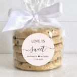 Liebe ist süße rosa Gastgeschenk Hochzeit Runder Aufkleber<br><div class="desc">Hellrosa Aufkleber für Ihre Hochzeitsbonbons mit "Liebe ist süß" in sauberer Schrift und einem schicken Drehbuch mit Wimpern,  Ihren Vornamen verbunden durch ein Herz und Ihr Hochzeitsdatum.</div>