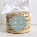 Liebe ist süße salzgrüne Gastgeschenk Hochzeit Runder Aufkleber<br><div class="desc">Chic Salbeigrün Aufkleber für Ihre Hochzeitsbonbons mit "Liebe ist süß" in weißer Schrift und einem eleganten weißen Drehbuch mit Wimpern,  Ihren Vornamen verbunden durch ein Herz und Ihr Hochzeitstag.</div>