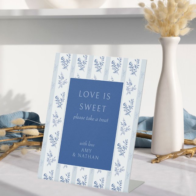 Liebe ist Sweet Chinoiserie Wedding Favor Table Si Sockelschild (Love is Sweet Wedding Treat Table Sign from the Chinoiserie Wedding Collection by Darling & May)