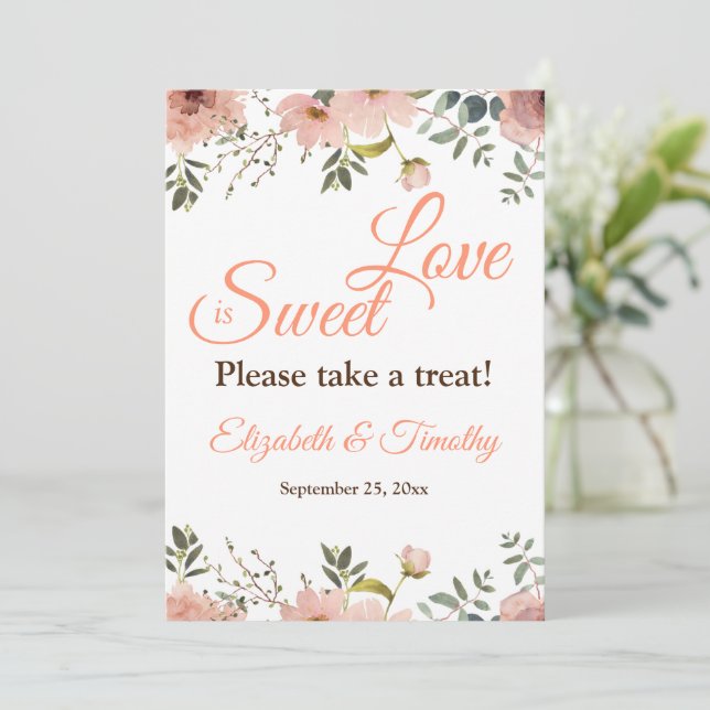 Liebe ist Sweet Coral Peach Boho Bloral Wedding Einladung (Stehend Vorderseite)