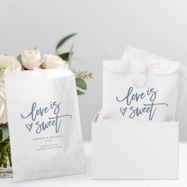 Liebe ist Sweet Dusty Blue Wedding Fun Heart Geschenktütchen (Wedding Favor Bags - Love is Sweet - Dusty Blue - Fun Casual Handwriting with hand drawn heart)