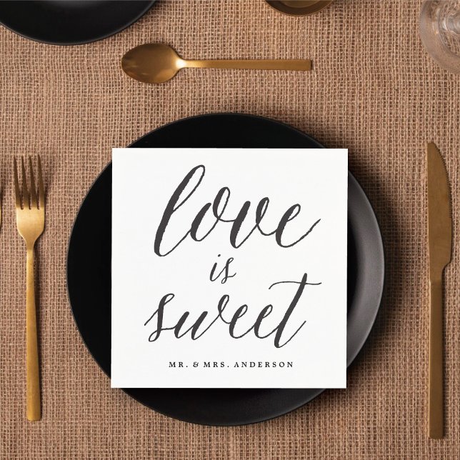 Liebe ist Sweet Script Moderne Kalligrafie Hochzei Serviette (LOVE IS SWEET Script Modern Calligraphy Wedding Paper Napkins @ fatfatin_blue_knot)