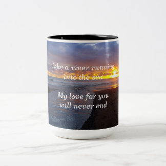 Liebe ist wie ein Fluss, der in das Meer läuft Zweifarbige Tasse
