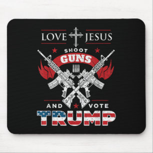 Liebe Jesus. Schießpistolen. Und wählen Sie Trump  Mousepad
