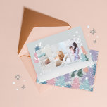 Liebe Joy Hope Pastel Weihnachtsbaumwald 3 Foto Feiertagskarte<br><div class="desc">Senden Sie Ihre Liebe und die Jahreszeit Grüße an Ihre Familienfreunde in dieser Urlaubssaison mit unserer weichen, ruhigen und schicken Pastel & Pine Weihnachtsbaumwald drei Foto Weihnachtskarte. Das Design zeichnet sich durch die von Hand gezeichnet, pastellfarbenen Weihnachtsbäume, fallende Schneeflocken und Tauben aus. Die sanften Pastellfarben rufen eine Botschaft der Hoffnung,...</div>