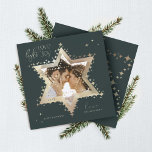 Liebe Joy Lago Maggiore<br><div class="desc">Eleganter Hanukkah-Stern von David Foto Hanukkah-Karte mit einem eleganten Typografie-Design "Liebe Joy Light" in Imitat Gold. Die glühenden Goldstars schaffen den Stern von David mit einem Foto-Platzhalter, der in den Stern von David platziert wird. Auf der Rückseite befindet sich ein eleganter, funkelnder Stern von David Design. Kunst von Moodthology Papery....</div>