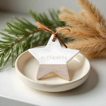Liebe Joy & Lasting Hugs White Wood Birch Bark Nam Keramik Ornament<br><div class="desc">Verzieren Sie Ihren Baum mit unserem stilvollen, natürlichen und minimalen naturlich inspirierten individuelle Name-Ornament. Das Design zeichnet sich durch ein zweifarbiges Design aus, wobei die obere Hälfte des Ornaments in unserer minimalen und modernen, weißen Birkenbäckerstruktur mit einem personalisierten Namen entworfen wurde. Die untere Hälfte ist eine helle Holzkornstruktur. Die Rückseite...</div>