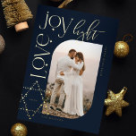 Liebe Joy Light Star von David Happy Hanukah Foto<br><div class="desc">Elegante Hanukkah-Fotokarte mit elegantem Typografie-Design "Liebe Joy Light" in goldener Umhüllung um ein bogenförmiges Foto. Die glänzenden goldenen Sterne der Rose schaffen den Stern von David. Auf der Rückseite befindet sich ein eleganter,  funkelnder Stern aus David-Muster. Kunst von Moodthology Papery.</div>