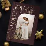 Liebe Joy Light Star von David Happy Hanukah Foto<br><div class="desc">Elegante Hanukkah-Fotokarte mit elegantem Typografie-Design "Liebe Joy Light" in goldener Umhüllung um ein bogenförmiges Foto. Die glänzenden goldenen Sterne der Rose schaffen den Stern von David. Auf der Rückseite befindet sich ein eleganter,  funkelnder Stern aus David-Muster. Kunst von Moodthology Papery.</div>