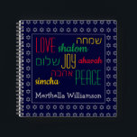 LIEBE JOY PEACE Hebrew Personalisiert Blue Square Notizbuch<br><div class="desc">Das ist eine farbenfrohe SQUARE NOTEBOOK mit Imitaten silberner Star von David in einem subtilen Muster vor einem tiefblauen Hintergrund. Die Wörter LIEBE JOY PEACE inklusive ihrer hebräischen Übersetzungen sind rot, gelb und grün farbkodiert. Der Text kann angepasst werden, falls Sie etwas ändern möchten. Der Name des Platzhalters ist in...</div>