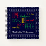 LIEBE JOY PEACE Hebrew Personalisiert Blue Square Notizbuch<br><div class="desc">Das ist eine farbenfrohe SQUARE NOTEBOOK mit Imitaten silberner Star von David in einem subtilen Muster vor einem tiefblauen Hintergrund. Die Wörter LIEBE JOY PEACE inklusive ihrer hebräischen Übersetzungen sind rot, gelb und grün farbkodiert. Der Text kann angepasst werden, falls Sie etwas ändern möchten. Der Name des Platzhalters ist in...</div>