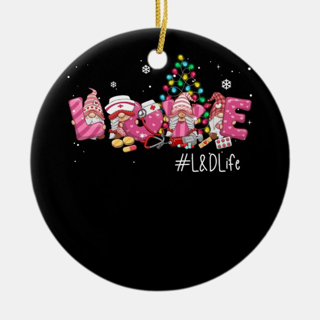 Liebe L and D Life Christmas Gnome Nuras Weihnacht Keramik Ornament (Vorne)