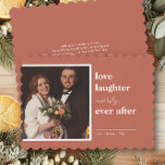 Liebe Lachen fröhlich je nach Hochzeit Foto Feiertagskarte<br><div class="desc">Weihnachts-Weihnachtskarte für Hochzeiten, personalisiert mit Ihrem Foto und der persönlichen Nachricht auf der Rückseite. Minimalistisches modernes Design in orangefarbenem Ton und weiß auf skallopierter, gewellter Kantenkarte. Der Wortlaut lautet "Liebe lachen fröhlich immer danach" und die Fotovorlage zeigt Ihr Bild in quadratischer Form an. Weitere Designs finden Sie in meiner Verheirateten...</div>