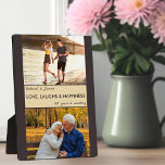 Liebe lacht glückliche Paare Jahrestag Foto Fotoplatte<br><div class="desc">Personalisierte Hochzeitstag Foto-Plakette. Das Design ist perfekt für Jubiläen, da die Vorlage für Sie die passende Anzahl von Jahren Set ist. Die Fotovorlage ist für Sie bereit, zwei Ihrer Lieblings-Fotos hochzuladen, die im Landschaftsformat angezeigt werden. Der Text ist vollständig editierbar und lautet "Ihre Namen" LIEBE, LAUGHS & HAPPINESS ## Jahre...</div>