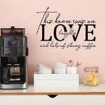 Liebe Laughter Kaffee Funny Family Zuhause Sprichw Wandaufkleber<br><div class="desc">Liebe Laughter Coffee Funny Family Zuhause Sprichwort Wall Decal enthält den Text "Diese Zuhause läuft auf Liebe Lachen und viel starken Kaffee" in der modernen handgeschriebenen schwarzen Kalligraphie-Skript. Ideal für Kaffeeliebhaber zu Weihnachten,  Geburtstagsgeschenke und Wohngestaltung. Entworfen von ©Evco Studio www.zazzle.com/store/evcostudio</div>