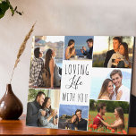 Liebe Leben mit dir 7 FotoCollage | weiß Fotoplatte<br><div class="desc">Moderne Foto Collage, die Sie mit 7 Ihrer Lieblings-Fotos personalisieren können. Die Vorlage ist für Sie bereit, um Ihre Fotos hinzuzufügen, und arbeitet im Uhrzeigersinn von oben verlassen. Die Formulierung lautet "liebevolles Leben mit dir" in eleganter Schrift und moderner Großschreibung. Dieses Design hat eine Farbpalette aus schwarz-weiß. Wenn Sie eine...</div>