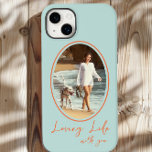 Liebe Leben mit dir Mint Orange Gerahmtes Foto Case-Mate iPhone 14 Plus Hülle<br><div class="desc">Einfache, moderne Handy-Gehäuse mit Foto und handgeschriebenem Text, "liebevolles Leben mit dir". Die Fotovorlage ist Set bis zur Anzeige Ihres Fotos in einer ovalen Form und gerahmt. Die Telefonabdeckung ist in Pfefferminz und Orange gedruckt - obwohl Sie gerne eine oder alle Farben des Designwerkzeugs ändern können. Für das iPhone 14...</div>