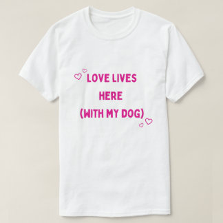 Liebe lebt hier mit meinem Hund – Minimalistischer T-Shirt