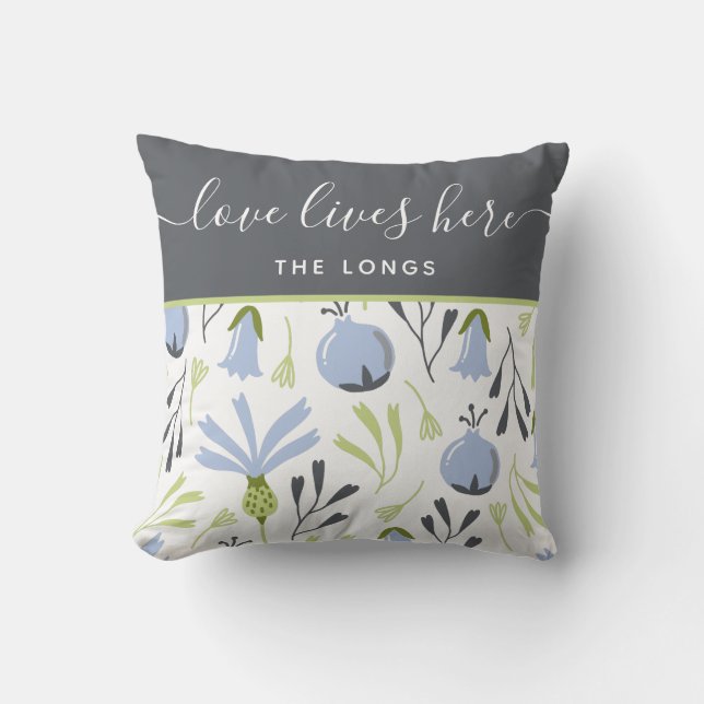 Liebe lebt hier und nennt Throw Pillow Kissen (Vorderseite)