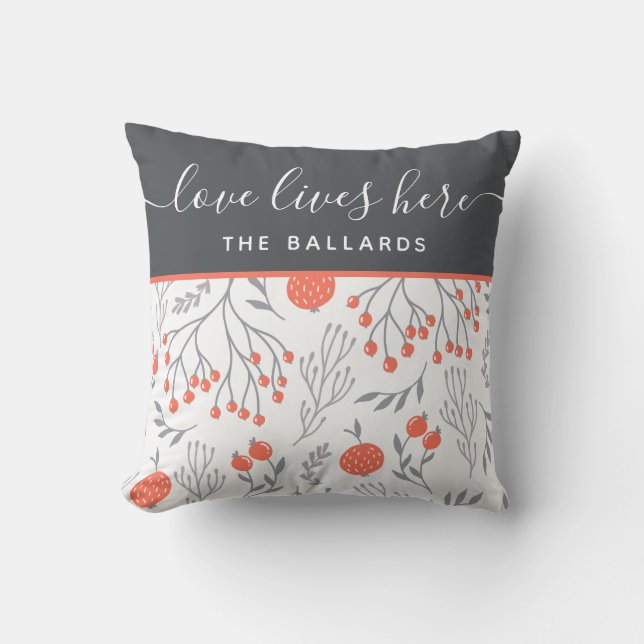 Liebe lebt hier und nennt Throw Pillow Kissen (Vorderseite)