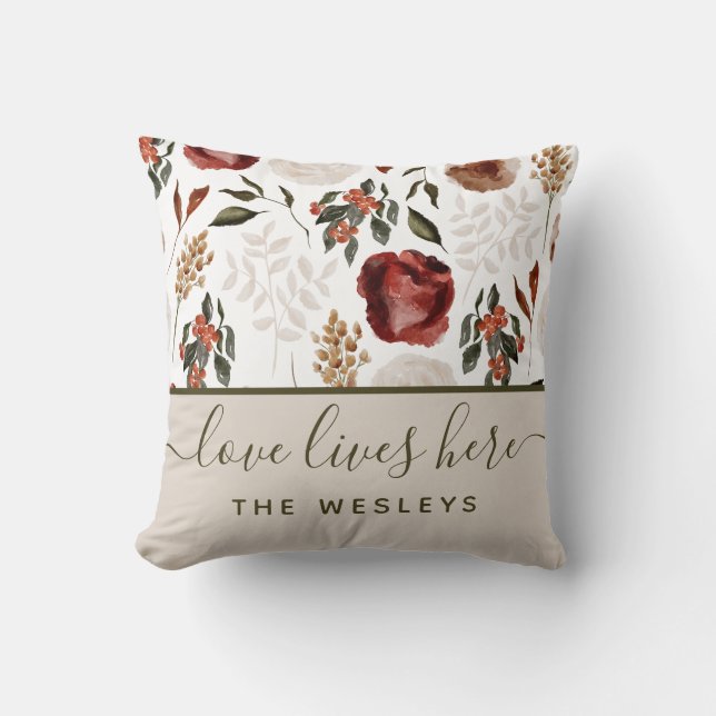 Liebe lebt hier und nennt Throw Pillow Kissen (Vorderseite)