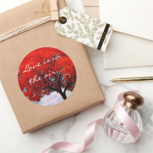 Liebe liegt in der Luft Red Tree Typography Cloud Runder Aufkleber