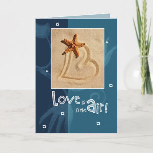 Liebe liegt in der Luft. Strand Thema Valentinstag Feiertagskarte