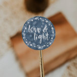 Liebe & Light Bokeh Hanukkah Runder Aufkleber<br><div class="desc">Happy Hanukka! Fügen Sie mit diesen festlichen Aufklebern die perfekte Touch zu Ihren Briefumschlägen oder Geschenken hinzu. Das Design zeichnet sich durch einen blauen Hintergrund,  einen sternweißen Rahmen und "Liebe & Light" in weißem Pinselstrich aus.</div>