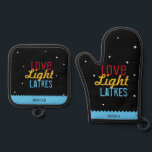 Liebe Light Latkes Black Hanukkah Funny Zitat Ofenhandschuh & Topflappen-Set<br><div class="desc">Liebe Light Latkes Black Hanukkah Funny Quote Oven Mitt & Pot Holder sind total Hipster cool! Dieses farbenfrohe, humorvolle Sprichwort zeichnet sich wirklich durch den schwarzen Sternennachts-Hintergrund aus. Ein praktisches Geschenk, das sicher ist, dass Ihr Lieblings-Koch Lächeln dieser Chanukah zu machen. Personalisieren Sie mit Ihrem Namen. Brauchen Sie Hilfe bei...</div>