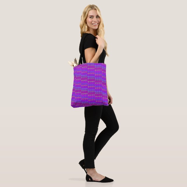 LIEBE Lila Universaldrucktasche (Am Model)