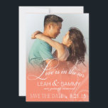 Liebe Mist Foto Save the Date | Pfirsich<br><div class="desc">Dieser Spaß zeigt Save the Date einen pfirsichfarbenen Verlauf mit hübscher Schrift "Liebe ist in der Luft". Einfach, gemütlich zu personalisieren ~ verwenden Sie einfach die KUNDENKENNUNG IT-Taste, um Ihren Text und Ihr Lieblings-Foto hinzuzufügen! Es gibt 13 Farben. Für Fragen oder benutzerdefinierte Anfragen, E-Mail: cheryl@cheryldanielsart.com. "Liebe Mist" Originaldesign von Cheryl...</div>