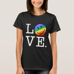 Liebe mit einer glücklichen Regenbogen-Flagge T-Shirt