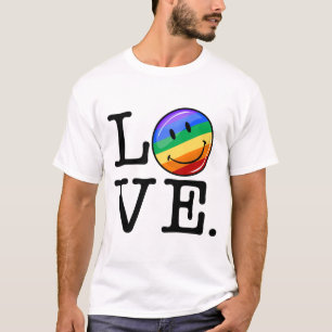 Liebe mit einer glücklichen Regenbogen-Flagge T-Shirt