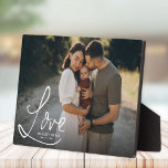 LIEBE Modernes, elegantes Foto Fotoplatte<br><div class="desc">Genießen Sie den andauernden Power der Familie mit dieser eleganten Foto-Plakette. Dieses zeitgenössische Meisterwerk,  das in einer anmutigen "LIEBE"-Schrift gerahmt ist,  wird zu einem herzzerwärmenden Brennpunkt in jeder Zuhause. Personalisiert mit dem Namen Ihrer Familie oder Ihres Kindes oder einer besonderen Botschaft,  verwandelt es sich in einen zeitlosen Schatz.</div>