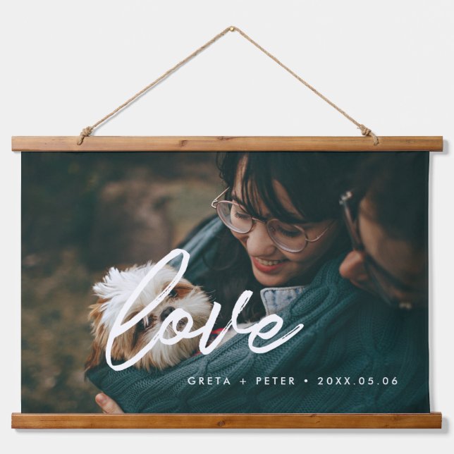 Liebe modernes Typografie-Overlay-Paar Foto Wandteppich Mit Holzrahmen (Vorne)