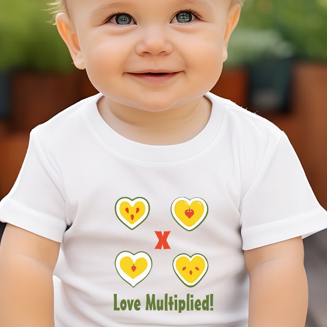 Liebe multipliziert Apfelherzen Baby T-shirt (Von Creator hochgeladen)