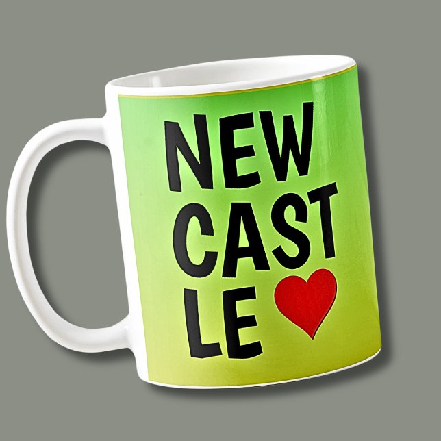 Liebe NEWCASTLE (oder Ihr Text) Herz auf Grün Gold Kaffeetasse (Von Creator hochgeladen)