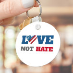 Liebe nicht hasse kühne rustikale USA Flaggenherz  Schlüsselanhänger<br><div class="desc">"Liebe nicht hassen". Stolz stehen und die Welt gelassen wissen, wie gut dieses Land ist und kann mit diesem nachdenklichen, auffallenden, grafischen, patriotischen Schlüsselanhänger sein. Ein Herz voller rustikaler, Vintager, kühner, roter, weißer und blauer Holzstreifen und Stars Amerikanische Flagge sowie eine starke Typografie aus Marineblau, Graue und Rot auf weißem...</div>